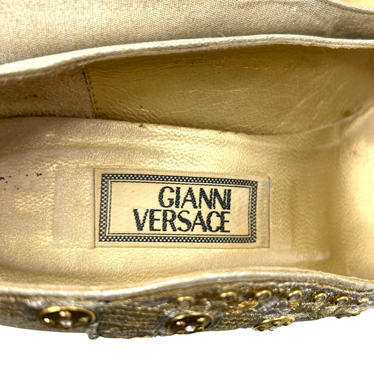 【良品】ジャンニ ヴェルサーチ GIANNI VERSACE パンプス ハイヒール 刺繍 装飾 ゴールド シルバー メタリック サテン 36 23cm パーティー フォーマル ヴィンテージ ラグジュアリー 婦人靴 CT1
