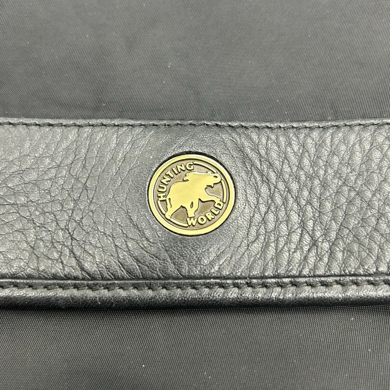 【美品】ハンティングワールド HUNTING WORLD ショルダーバッグ メッセンジャーバッグ 斜め掛け ナイロン レザー ブラック 黒 ロゴ 軽量 丈夫 カジュアル ビジネス 通勤 通学 メンズ レディース 鞄 カバン s12