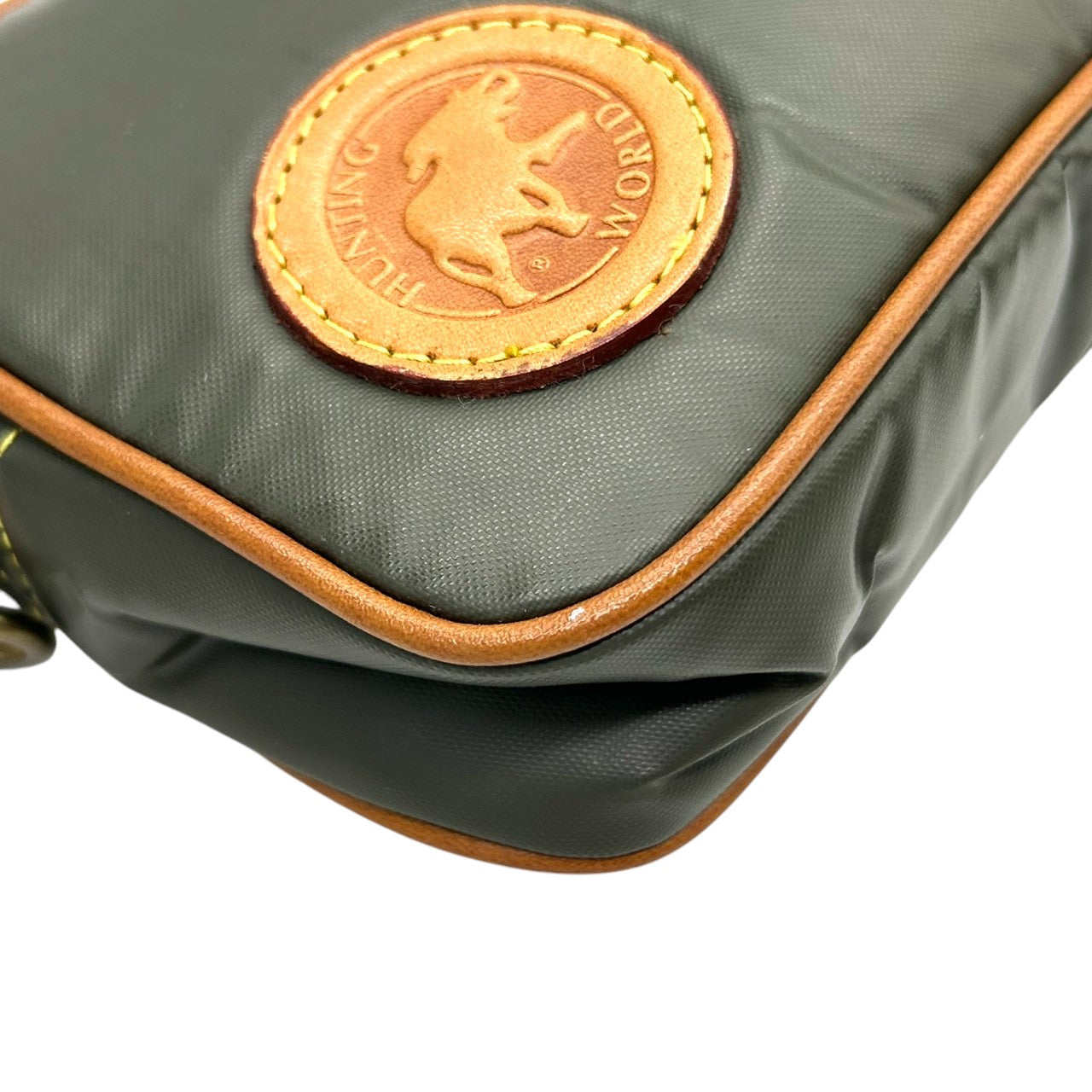 【美品】ハンティングワールド HUNTING WORLD セカンドバッグ クラッチバッグ ポーチ ナイロン レザー カーキ グリーン 茶色 ロゴ ストラップ付き 軽量 丈夫 トラベル 旅行 メンズ 紳士 鞄 カバン s9