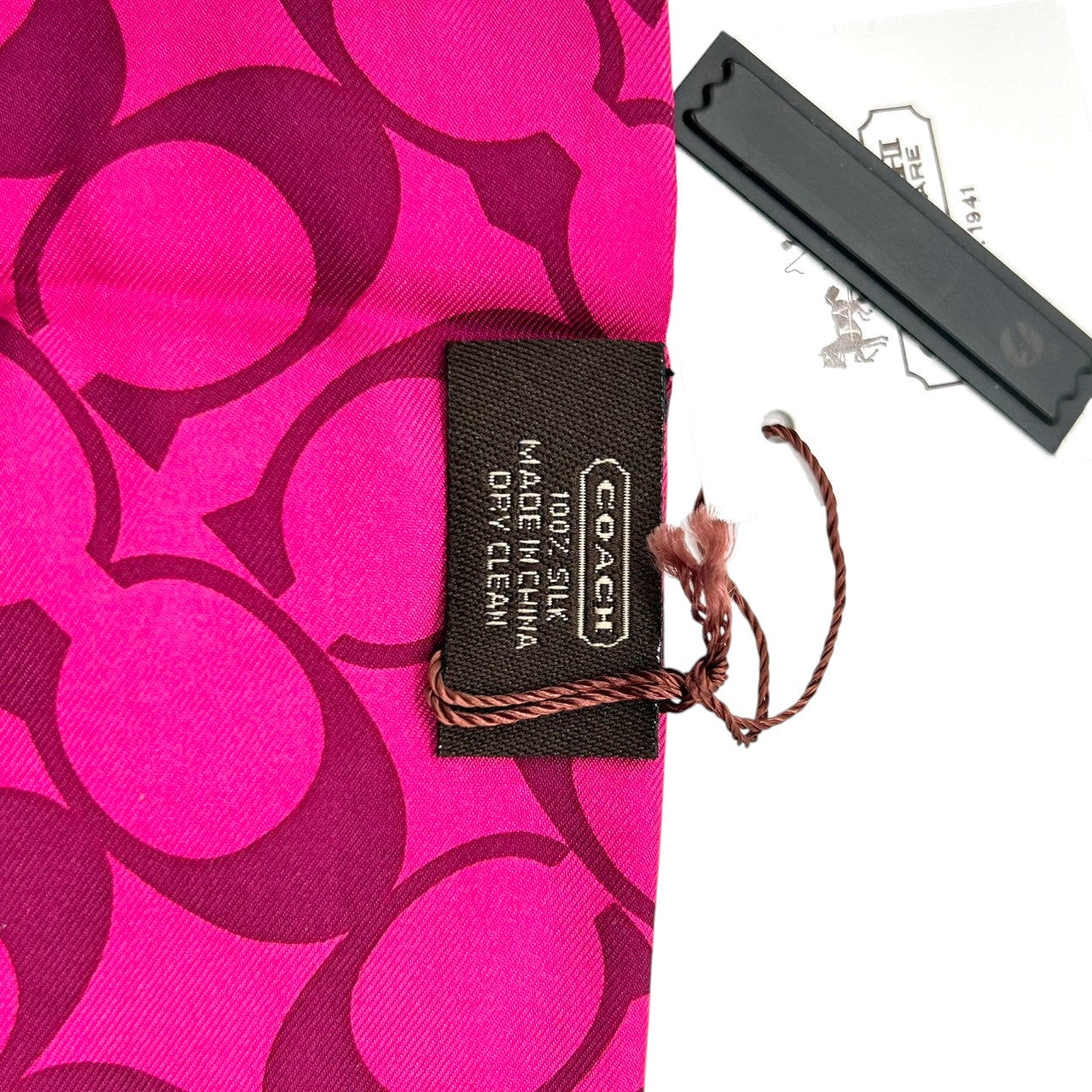 【美品】コーチ COACH スカーフ ツイリー リボンスカーフ シルク 100% シグネチャー ピンク パープル 紫 88×6cm バッグチャーム ヘアアクセサリー 首元 アクセント レディース 小物 H5