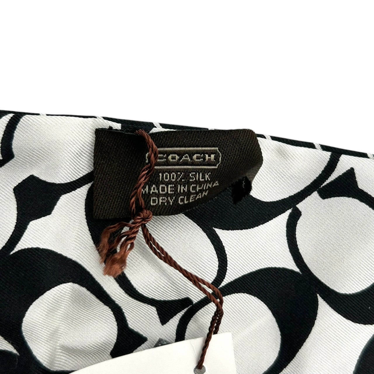 【美品】コーチ COACH スカーフ ツイリー リボンスカーフ シルク 100% シグネチャー ストライプ 白 黒 モノトーン リバーシブル 88×6cm バッグチャーム ヘアアクセサリー 首元 アクセント レディース 小物 H5