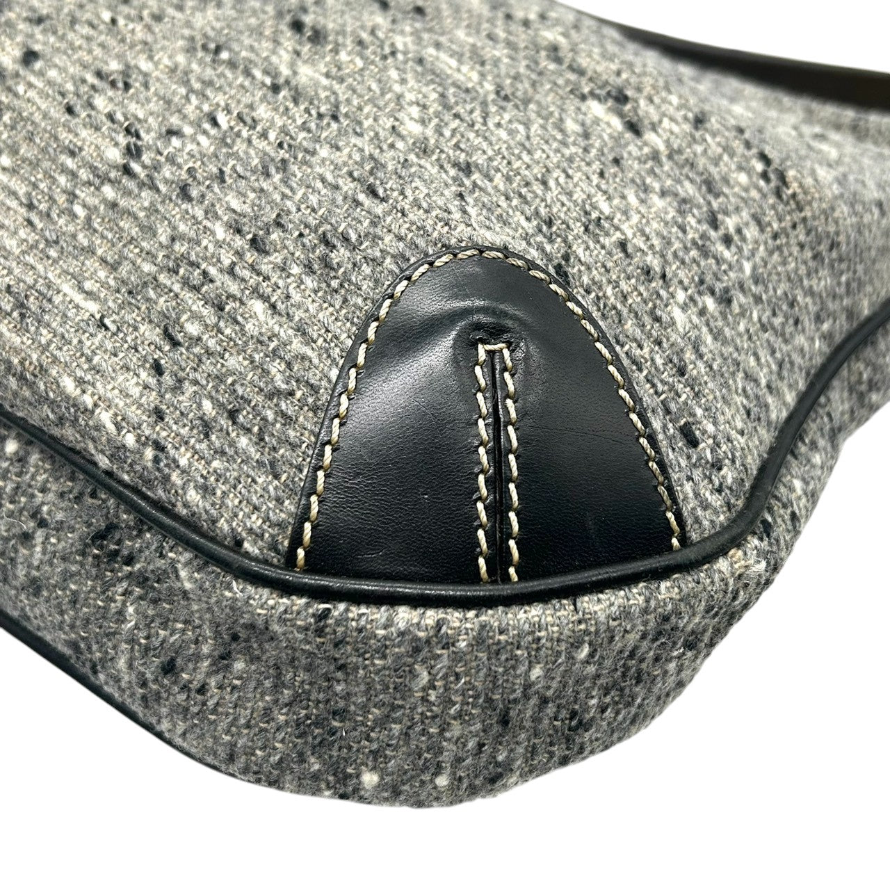 【美品】ハンティングワールド HUNTING WORLD ショルダーバッグ ワンショルダー 肩掛け ウール レザー ツイード グレー ブラック 黒 タッセル チャーム フリンジ 秋冬 カジュアル エレガント レディース 鞄 カバン s13