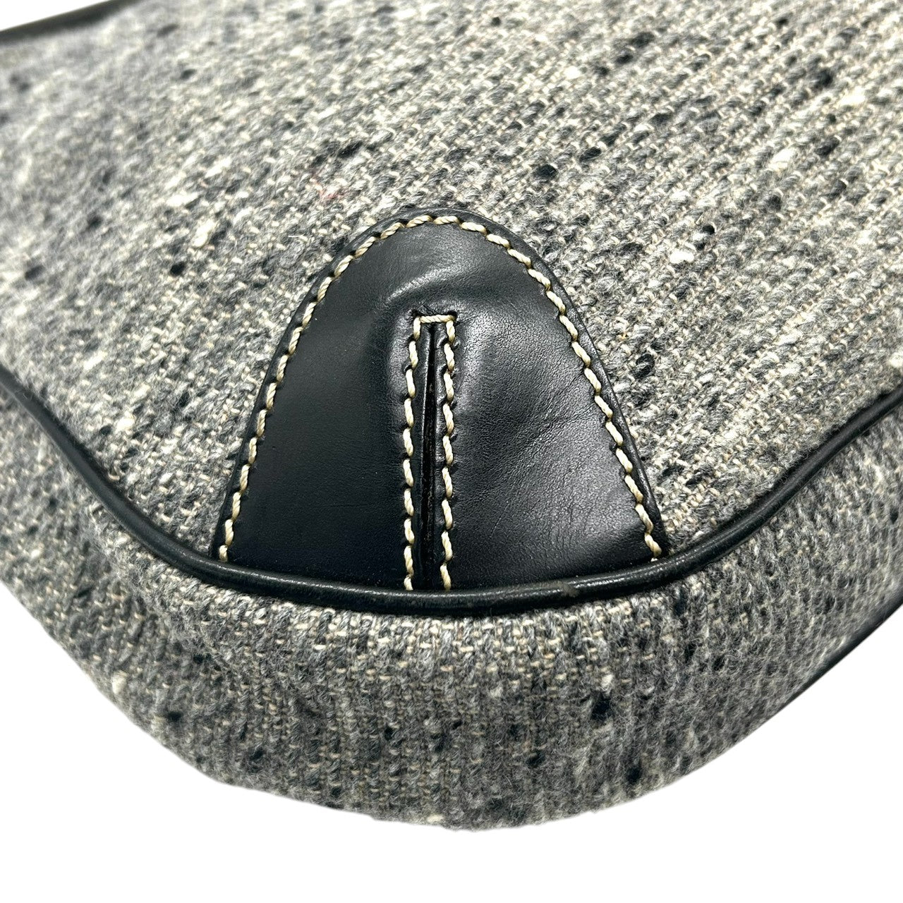 【美品】ハンティングワールド HUNTING WORLD ショルダーバッグ ワンショルダー 肩掛け ウール レザー ツイード グレー ブラック 黒 タッセル チャーム フリンジ 秋冬 カジュアル エレガント レディース 鞄 カバン s13