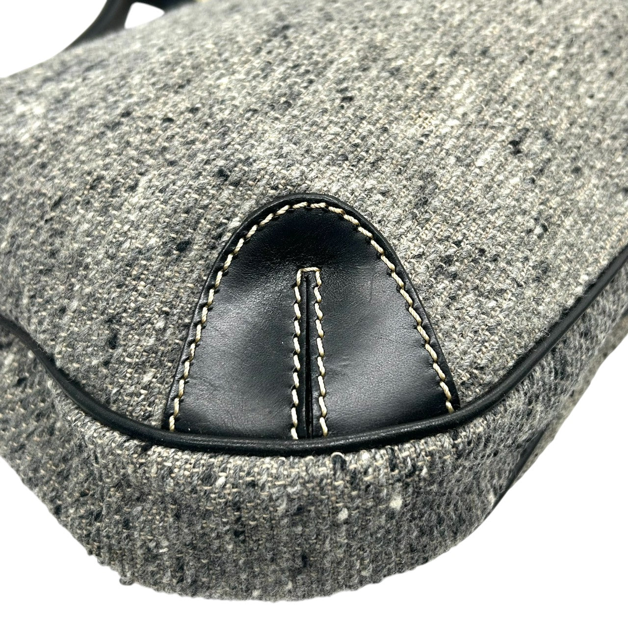 【美品】ハンティングワールド HUNTING WORLD ショルダーバッグ ワンショルダー 肩掛け ウール レザー ツイード グレー ブラック 黒 タッセル チャーム フリンジ 秋冬 カジュアル エレガント レディース 鞄 カバン s13