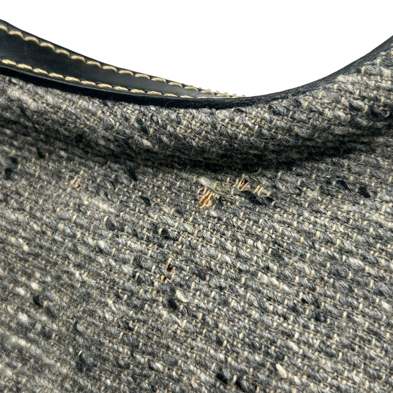 【美品】ハンティングワールド HUNTING WORLD ショルダーバッグ ワンショルダー 肩掛け ウール レザー ツイード グレー ブラック 黒 タッセル チャーム フリンジ 秋冬 カジュアル エレガント レディース 鞄 カバン s13