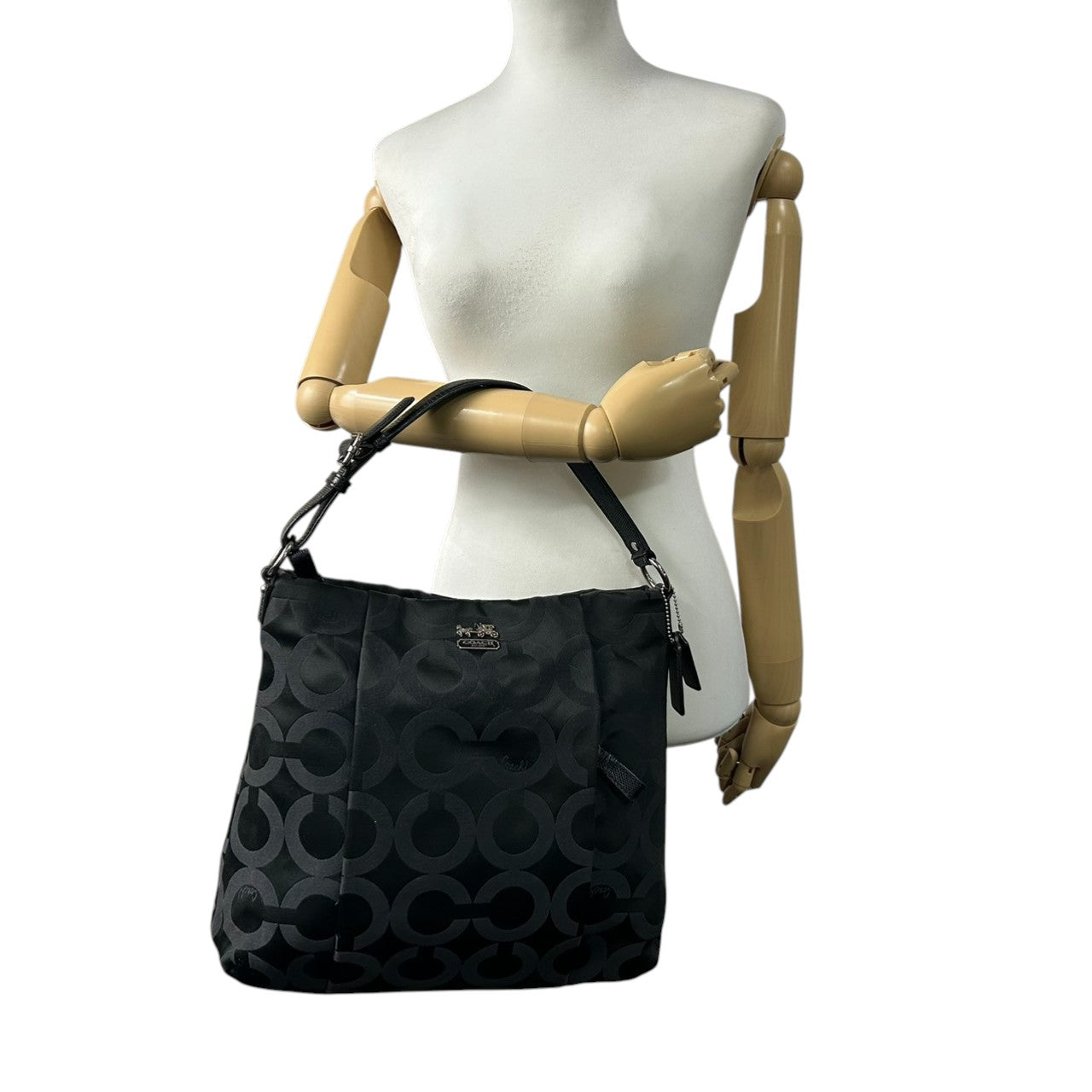 美品 COACH コーチ ショルダーバッグ シグネチャー ワンショルダー 2way 斜め掛け可 ナイロン レザー ブラック 黒 シルバー金具 ロゴ チャーム付き レディース エレガント クラシック ビンテージ 通勤 通学 お出かけ 21121 s8