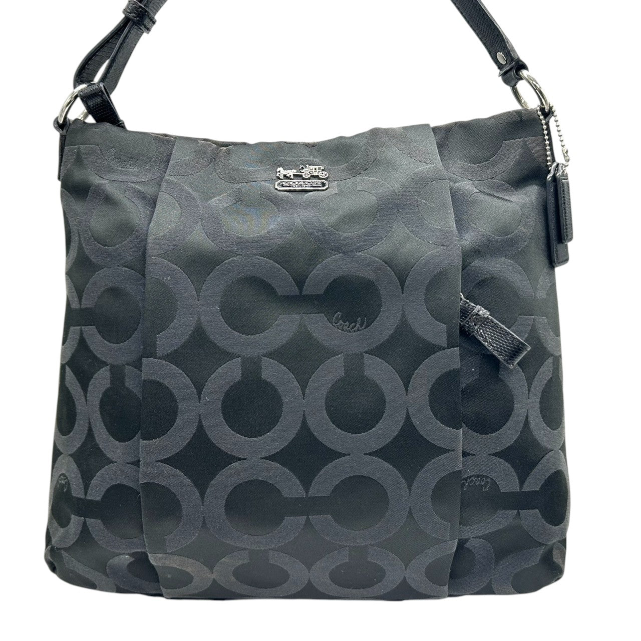 美品 COACH コーチ ショルダーバッグ シグネチャー ワンショルダー 2way 斜め掛け可 ナイロン レザー ブラック 黒 シルバー金具 ロゴ チャーム付き レディース エレガント クラシック ビンテージ 通勤 通学 お出かけ 21121 s8