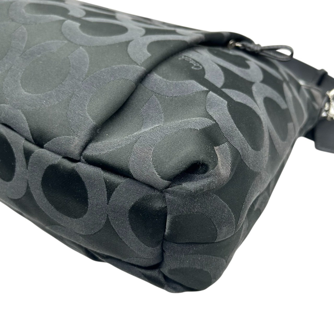 美品 COACH コーチ ショルダーバッグ シグネチャー ワンショルダー 2way 斜め掛け可 ナイロン レザー ブラック 黒 シルバー金具 ロゴ チャーム付き レディース エレガント クラシック ビンテージ 通勤 通学 お出かけ 21121 s8