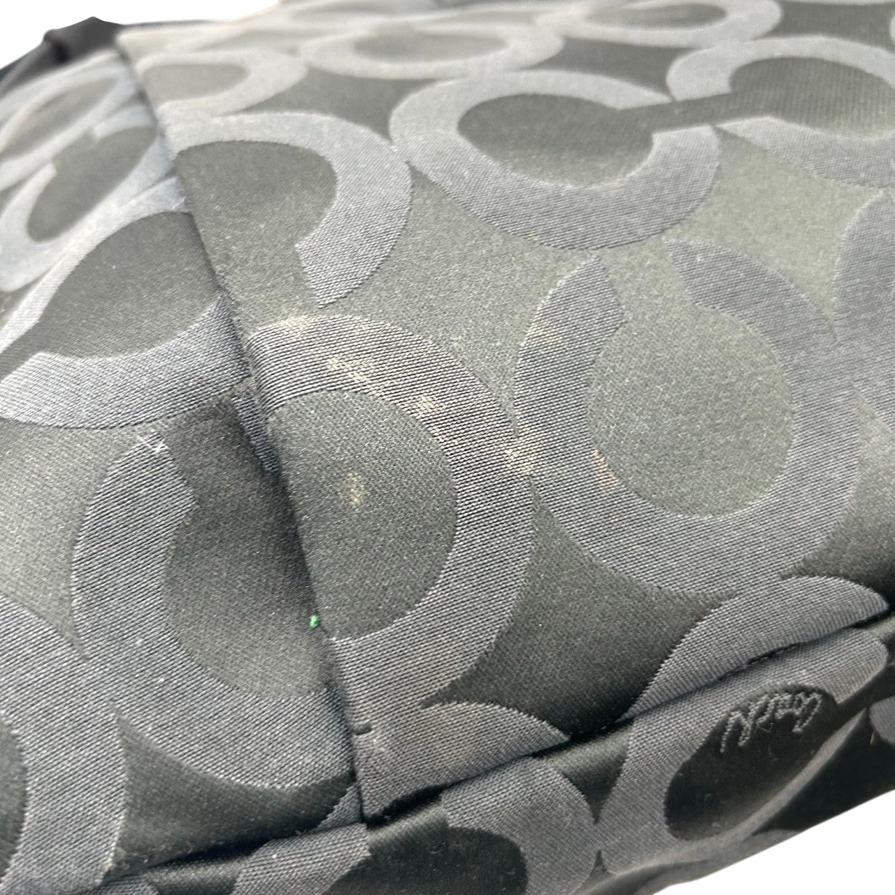 美品 COACH コーチ ショルダーバッグ シグネチャー ワンショルダー 2way 斜め掛け可 ナイロン レザー ブラック 黒 シルバー金具 ロゴ チャーム付き レディース エレガント クラシック ビンテージ 通勤 通学 お出かけ 21121 s8