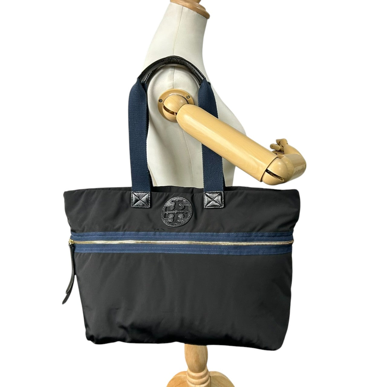 【美品】トリーバーチ TORY BURCH トートバッグ ナイロン レザー ブラック ネイビー A4収納可 大容量 軽量 肩掛け ワンショルダー ビジネス 通勤 通学 マザーズバッグ デカロゴ ゴールド金具 エレガント レディース 鞄 人気モデル s3