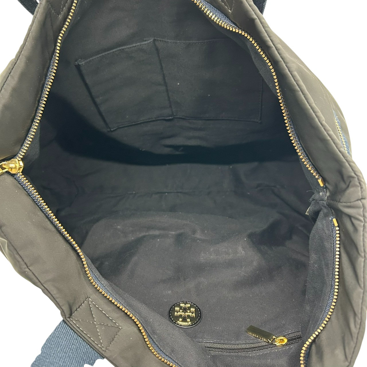 【美品】トリーバーチ TORY BURCH トートバッグ ナイロン レザー ブラック ネイビー A4収納可 大容量 軽量 肩掛け ワンショルダー ビジネス 通勤 通学 マザーズバッグ デカロゴ ゴールド金具 エレガント レディース 鞄 人気モデル s3