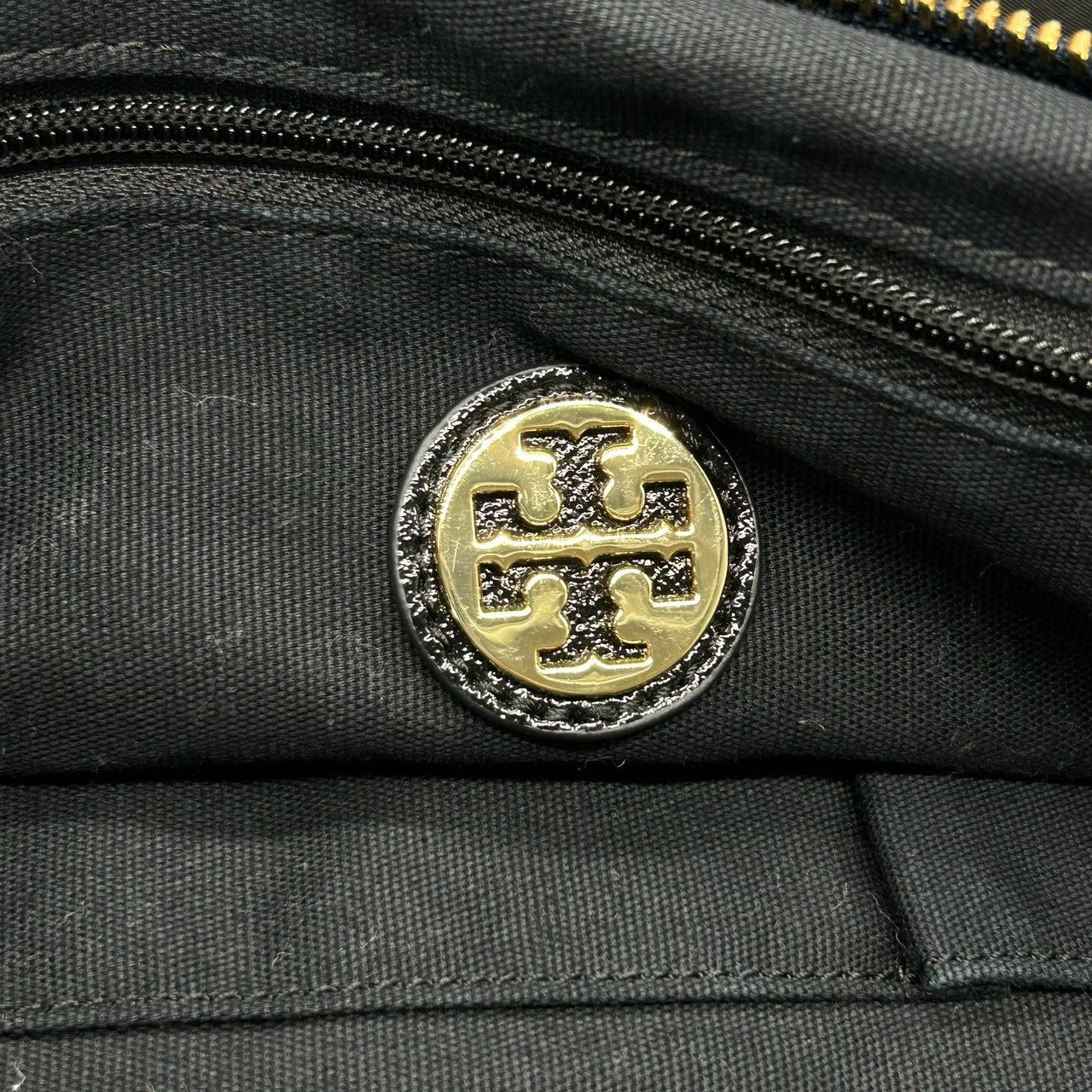 【美品】トリーバーチ TORY BURCH トートバッグ ナイロン レザー ブラック ネイビー A4収納可 大容量 軽量 肩掛け ワンショルダー ビジネス 通勤 通学 マザーズバッグ デカロゴ ゴールド金具 エレガント レディース 鞄 人気モデル s3