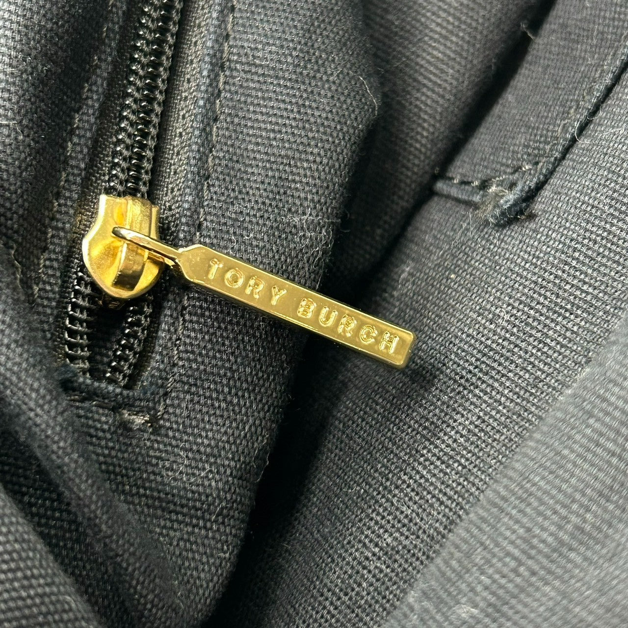【美品】トリーバーチ TORY BURCH トートバッグ ナイロン レザー ブラック ネイビー A4収納可 大容量 軽量 肩掛け ワンショルダー ビジネス 通勤 通学 マザーズバッグ デカロゴ ゴールド金具 エレガント レディース 鞄 人気モデル s3