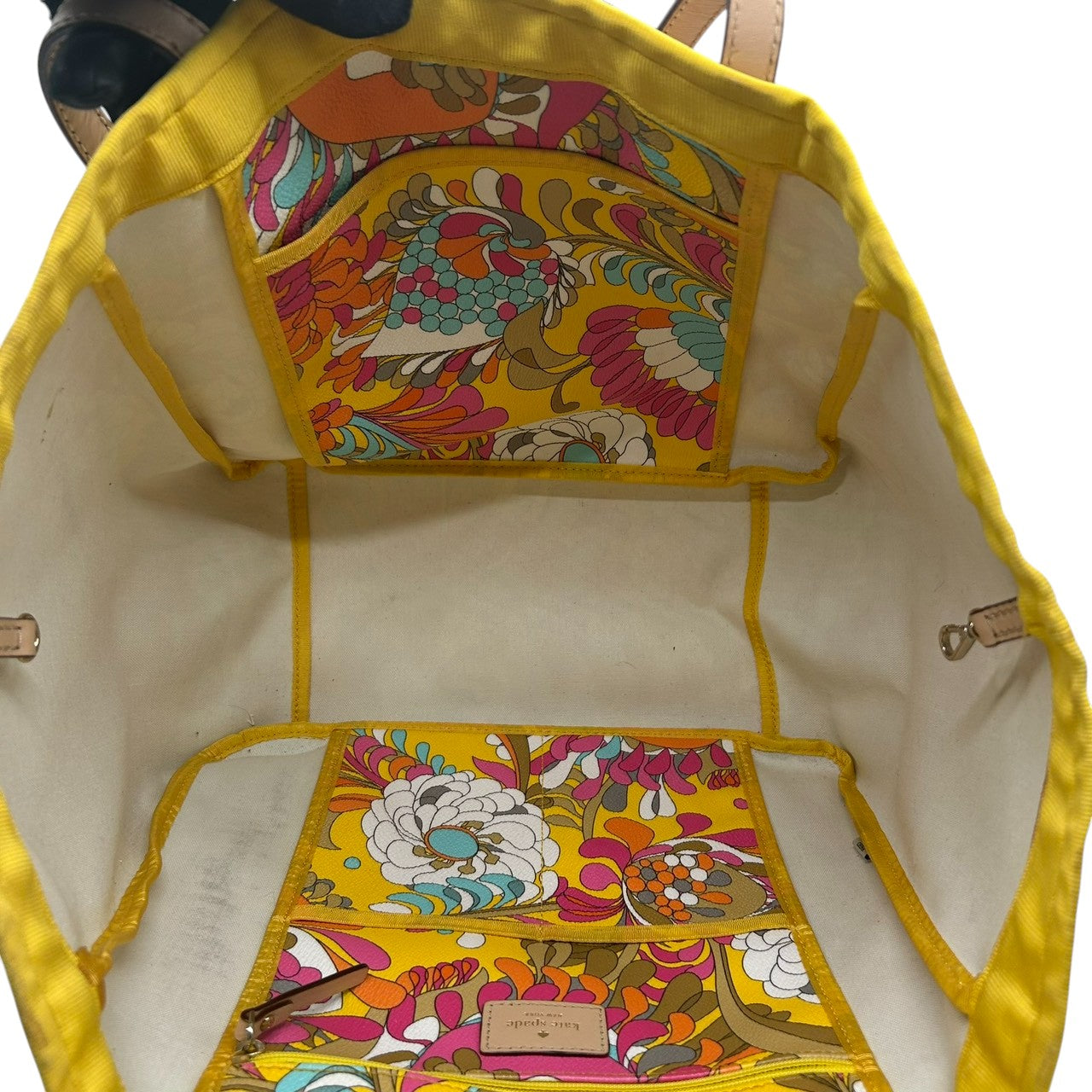 【良品】ケイトスペード トートバッグ PVC レザー イエロー 花柄 A4収納可 大容量 肩掛け ワンショルダー 通勤 通学 カジュアル レディース 鞄 kate spade NEW YORK ロゴプレート ボタニカル フラワー エレガント 華やか s2