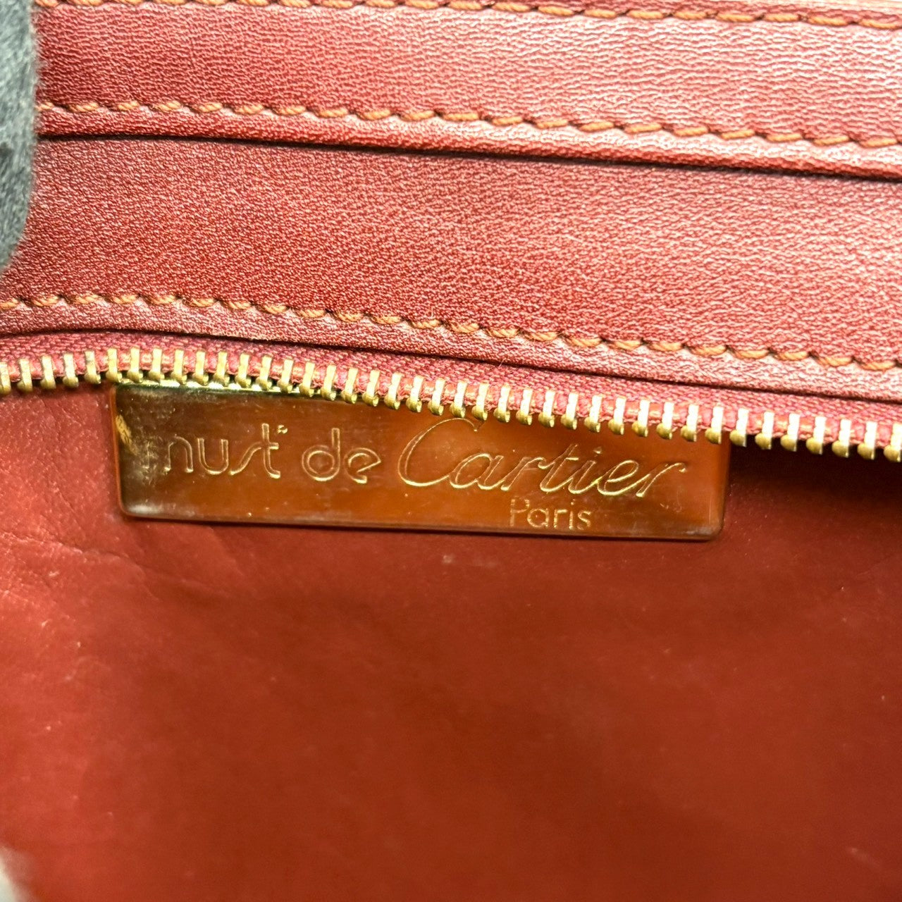 カルティエ Cartier マストライン クラッチバッグ ボルドー ワインレッド レザー 本革 ゴールド 金具 ヴィンテージ ビンテージ レトロ クラシック エレガント ギャランティカード付き 美品 高級 希少 パーティー 2C ロゴ ユニセックス 鞄 i