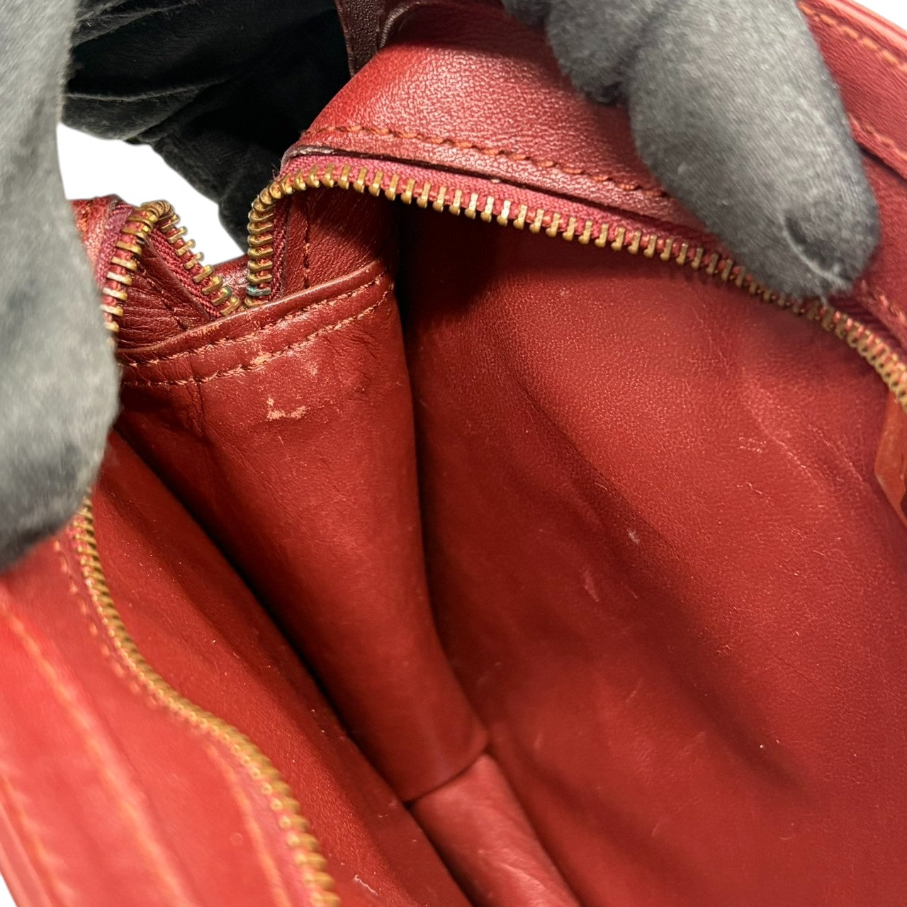 カルティエ Cartier マストライン クラッチバッグ ボルドー ワインレッド レザー 本革 ゴールド 金具 ヴィンテージ ビンテージ レトロ クラシック エレガント ギャランティカード付き 美品 高級 希少 パーティー 2C ロゴ ユニセックス 鞄 i