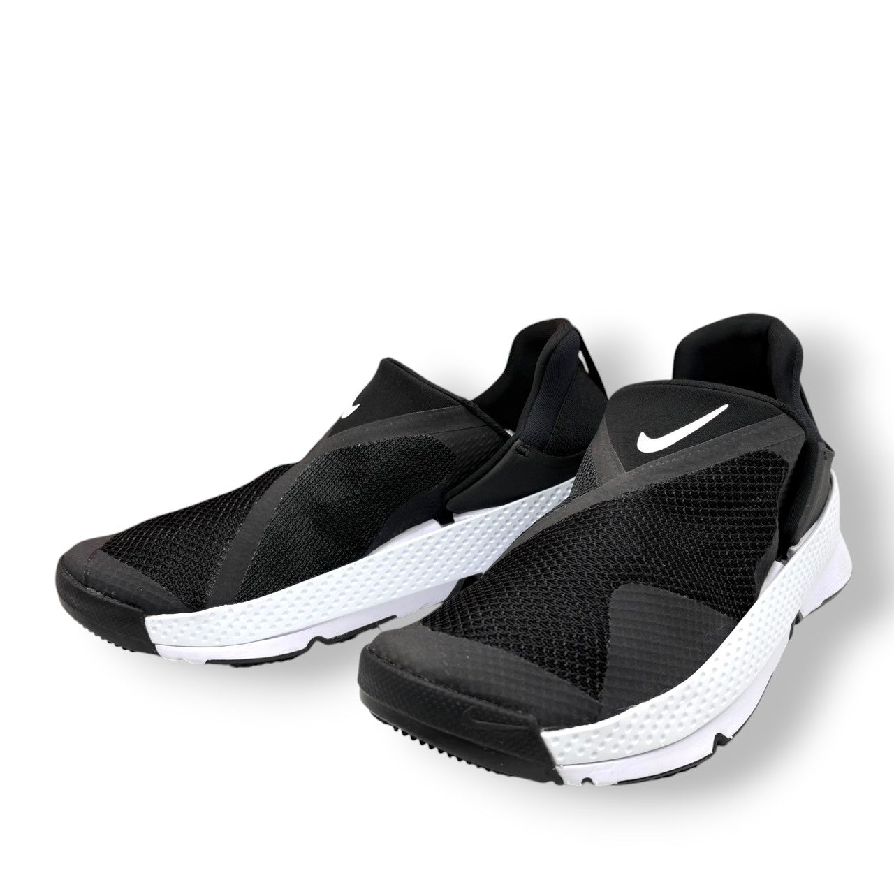 ナイキ NIKE ゴーフライイーズ スニーカー ブラック ホワイト 黒 白 26cm ハンズフリー 着脱容易 楽々 スリッポン 画期的 デザイン 箱付 タグ付 美品 状態良好 メンズ レディース ユニセックス 希少 人気 定番 モデル ウォーキング s19