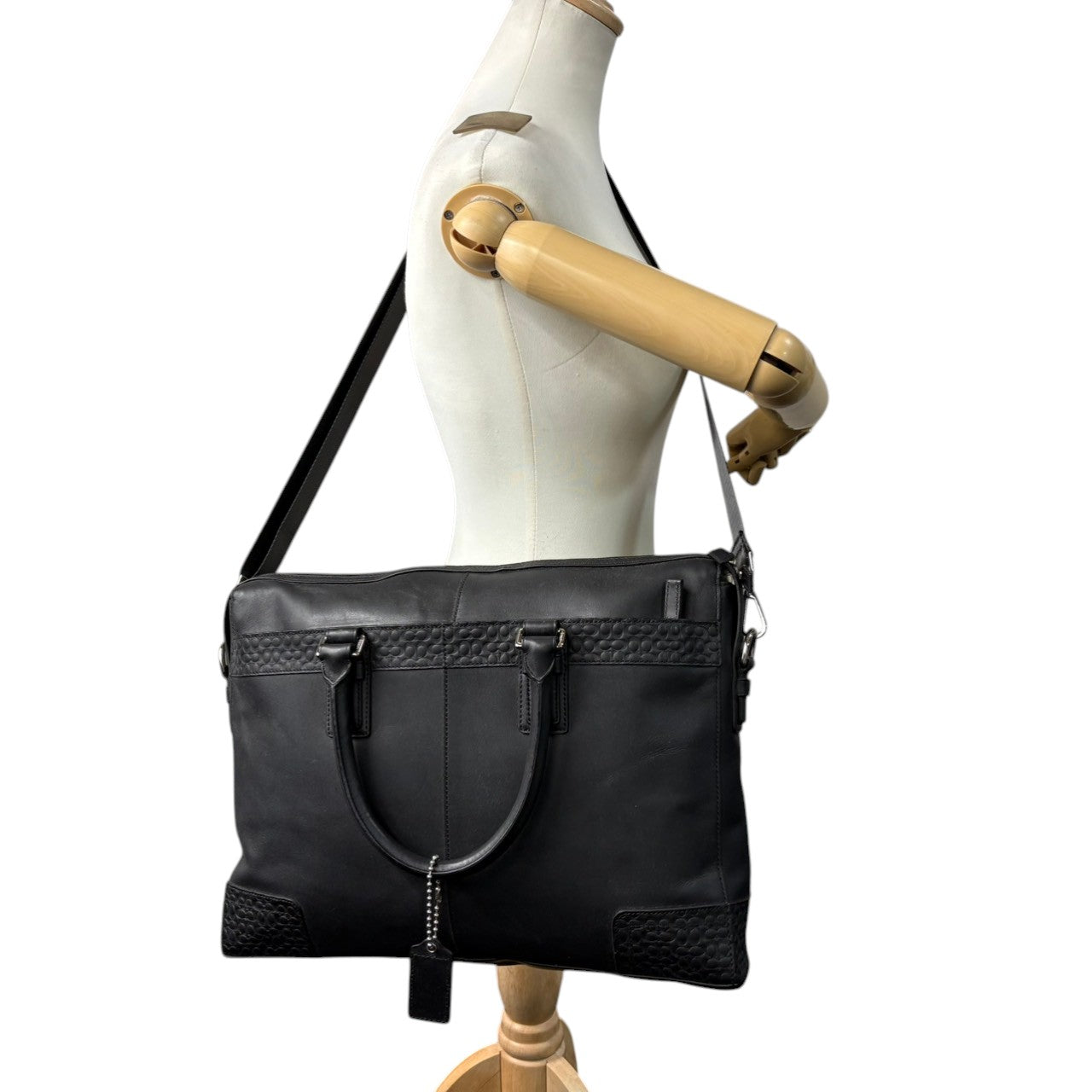 【良品】コーチ COACH ビジネスバッグ ブリーフケース 2WAY ブラック 黒 本革 レザー シグネチャー型押し A4収納可 PC収納可 肩掛け 斜め掛け可 自立可 通勤 通学 出張 大容量 メンズ レディース ユニセックス 鞄 カバン s72