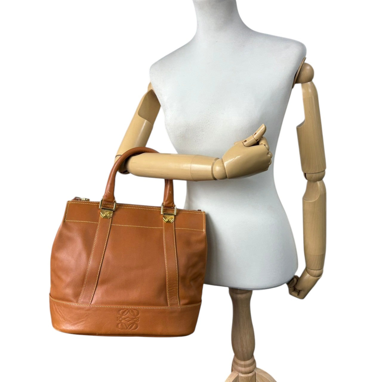 ロエベ LOEWE ハンドバッグ トートバッグ レザー 本革 ブラウン 茶色 キャメル アナグラム 型押し ロゴ ゴールド金具 ヴィンテージ ビンテージ クラシック エレガント 鞄 カバン 手提げ レディース 上品 高級 お出かけ 普段使い 通勤 通学 i