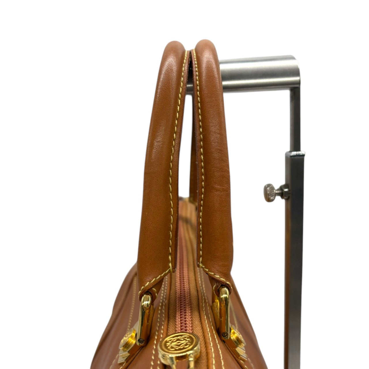 ロエベ LOEWE ハンドバッグ トートバッグ レザー 本革 ブラウン 茶色 キャメル アナグラム 型押し ロゴ ゴールド金具 ヴィンテージ ビンテージ クラシック エレガント 鞄 カバン 手提げ レディース 上品 高級 お出かけ 普段使い 通勤 通学 i