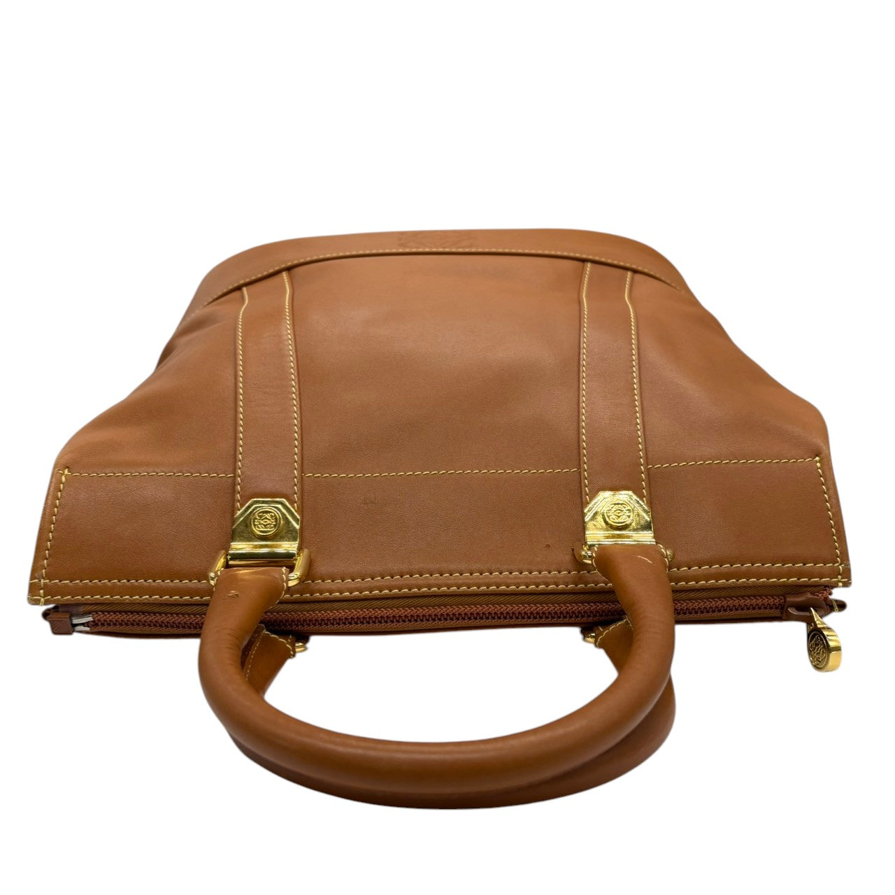 ロエベ LOEWE ハンドバッグ トートバッグ レザー 本革 ブラウン 茶色 キャメル アナグラム 型押し ロゴ ゴールド金具 ヴィンテージ ビンテージ クラシック エレガント 鞄 カバン 手提げ レディース 上品 高級 お出かけ 普段使い 通勤 通学 i