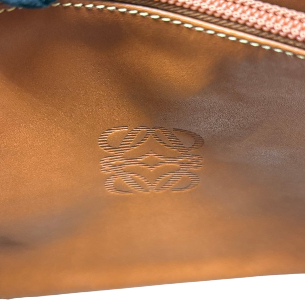 ロエベ LOEWE ハンドバッグ トートバッグ レザー 本革 ブラウン 茶色 キャメル アナグラム 型押し ロゴ ゴールド金具 ヴィンテージ ビンテージ クラシック エレガント 鞄 カバン 手提げ レディース 上品 高級 お出かけ 普段使い 通勤 通学 i