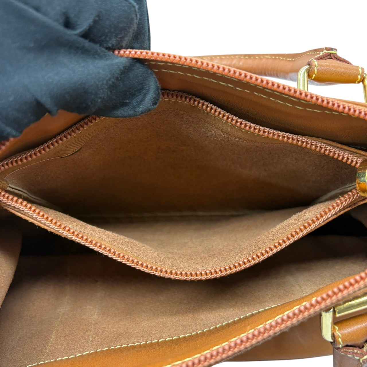 ロエベ LOEWE ハンドバッグ トートバッグ レザー 本革 ブラウン 茶色 キャメル アナグラム 型押し ロゴ ゴールド金具 ヴィンテージ ビンテージ クラシック エレガント 鞄 カバン 手提げ レディース 上品 高級 お出かけ 普段使い 通勤 通学 i