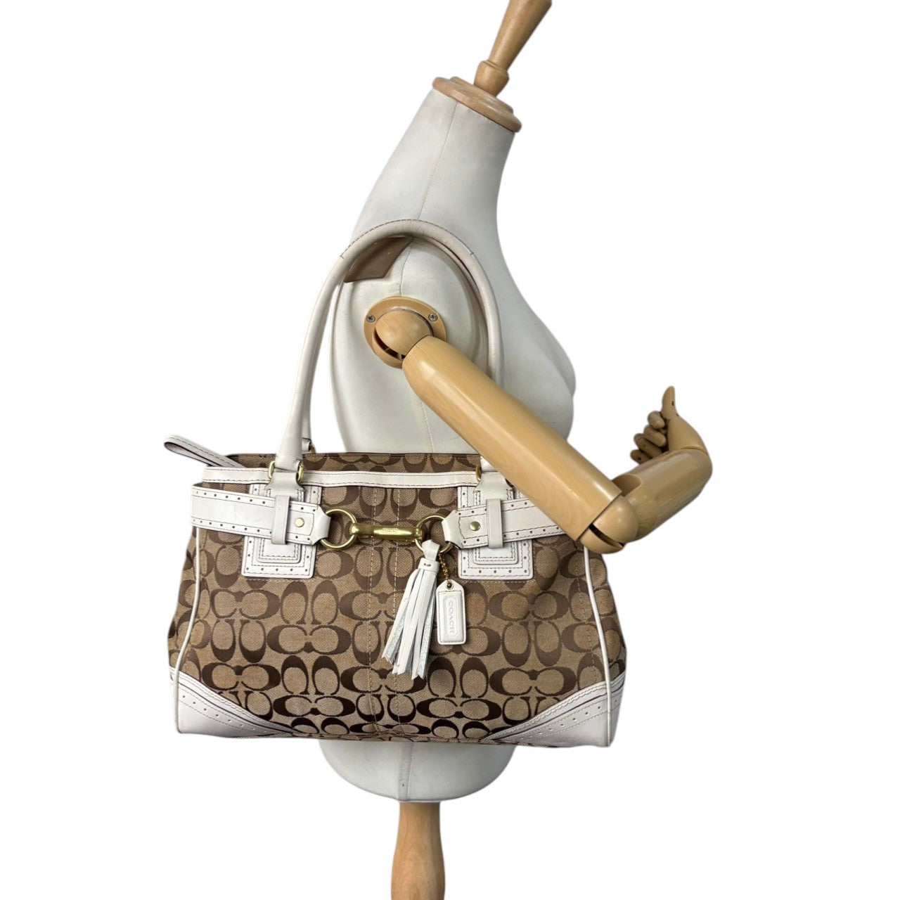 コーチ COACH ハンドバッグ トートバッグ シグネチャー キャンバス レザー 本革 ベージュ ホワイト 白 ゴールド金具 ワンショルダー 自立可 タッセル クラシック エレガント ヴィンテージ ビンテージ 鞄 カバン レディース 10508 s23
