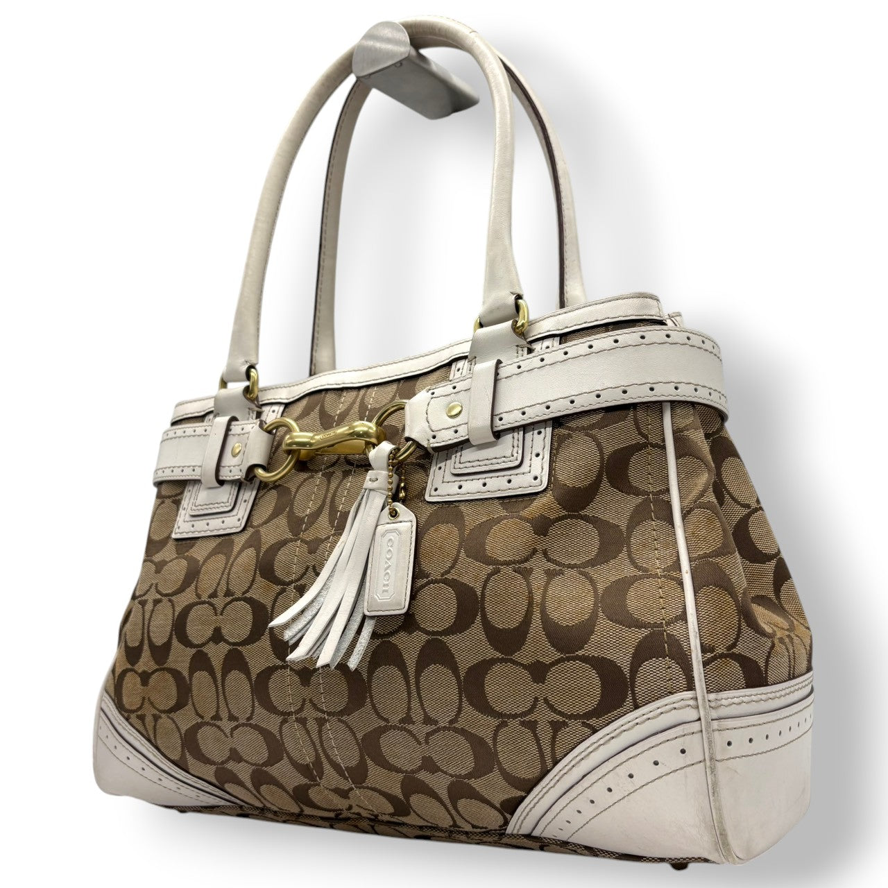 コーチ COACH ハンドバッグ トートバッグ シグネチャー キャンバス レザー 本革 ベージュ ホワイト 白 ゴールド金具 ワンショルダー 自立可 タッセル クラシック エレガント ヴィンテージ ビンテージ 鞄 カバン レディース 10508 s23