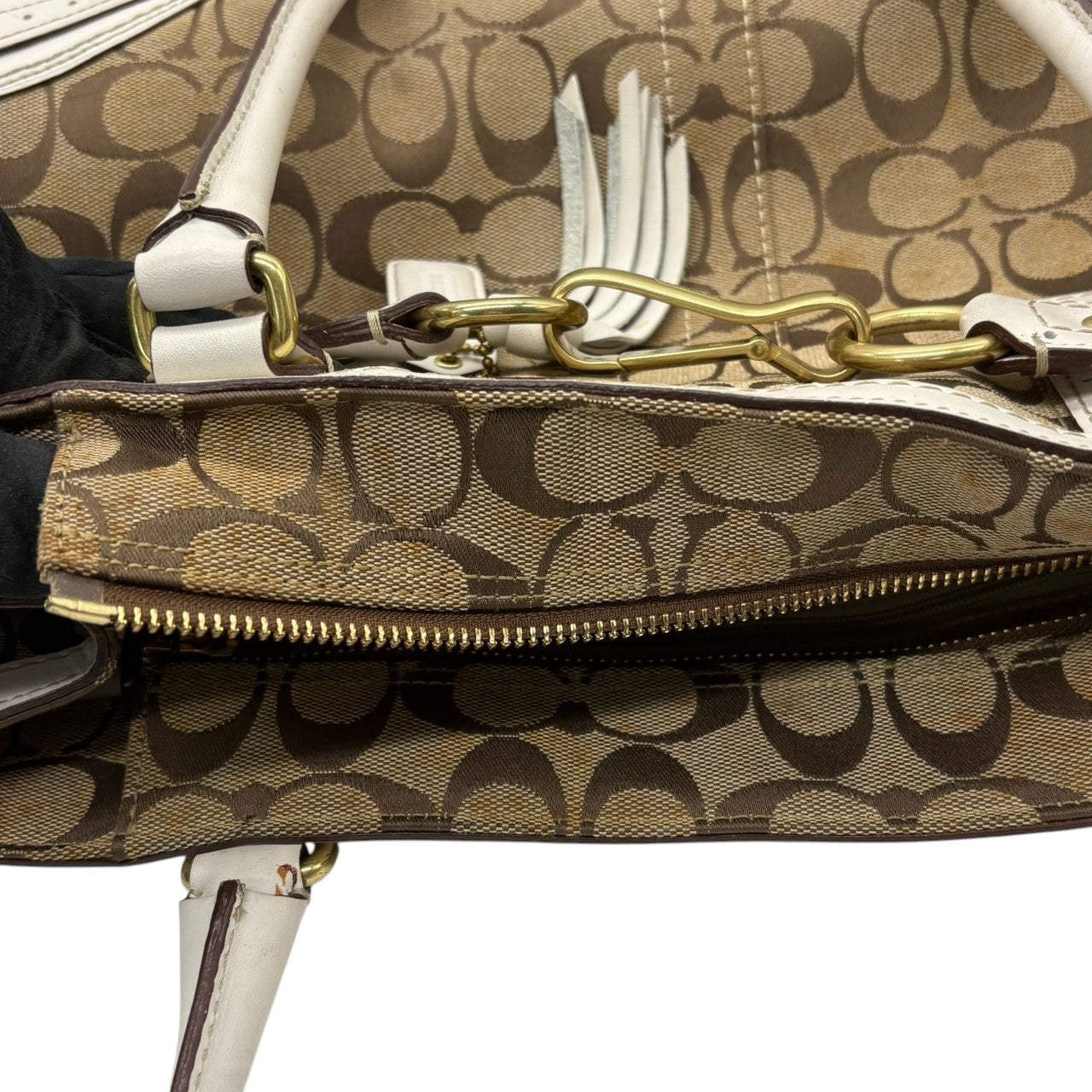 コーチ COACH ハンドバッグ トートバッグ シグネチャー キャンバス レザー 本革 ベージュ ホワイト 白 ゴールド金具 ワンショルダー 自立可 タッセル クラシック エレガント ヴィンテージ ビンテージ 鞄 カバン レディース 10508 s23