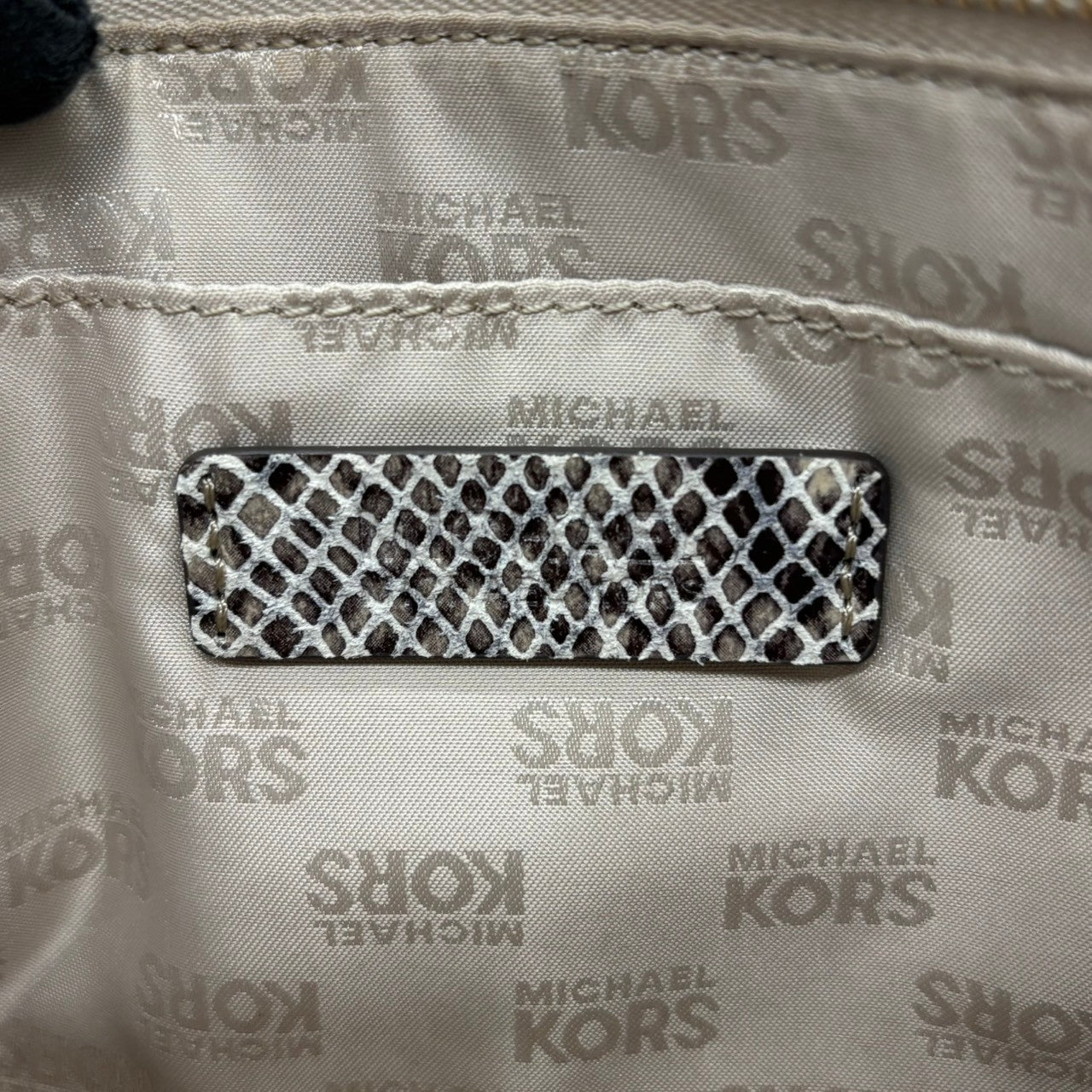 マイケルコース MICHAEL KORS ポーチ クラッチバッグ セカンドバッグ 小物入れ パイソン柄 型押し レザー 本革 ゴールド金具 ロゴプレート モノグラム ストラップ付 レディース カバン 鞄 アクセサリーポーチ コスメポーチ エレガント H4