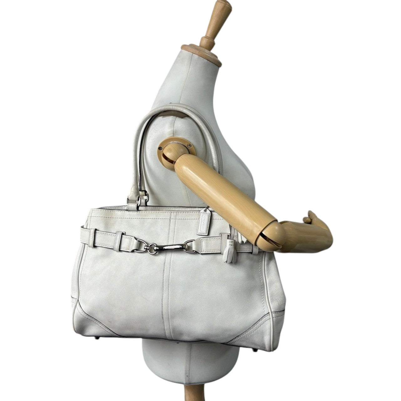 コーチ COACH ハンドバッグ トートバッグ レザー 本革 ホワイト 白 ワンショルダー 肩掛け可 自立可 A4収納可 大容量 通勤 通学 タッセル チャーム付 シルバー金具 クラシック エレガント レディース 鞄 カバン 美品 F08A71 s22