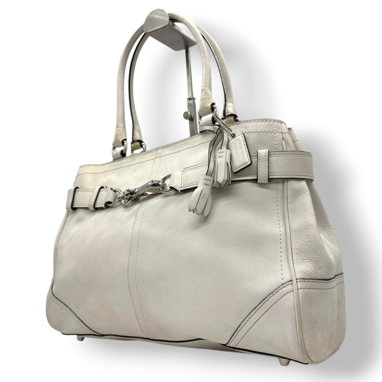 コーチ COACH ハンドバッグ トートバッグ レザー 本革 ホワイト 白 ワンショルダー 肩掛け可 自立可 A4収納可 大容量 通勤 通学 タッセル チャーム付 シルバー金具 クラシック エレガント レディース 鞄 カバン 美品 F08A71 s22