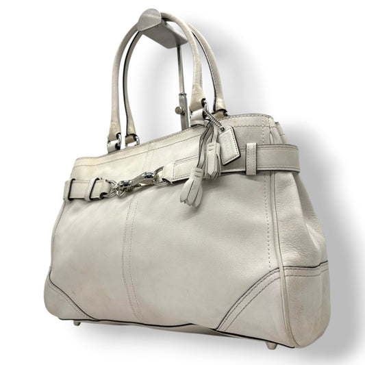 コーチ COACH ハンドバッグ トートバッグ レザー 本革 ホワイト 白 ワンショルダー 肩掛け可 自立可 A4収納可 大容量 通勤 通学 タッセル チャーム付 シルバー金具 クラシック エレガント レディース 鞄 カバン 美品 F08A71 s22