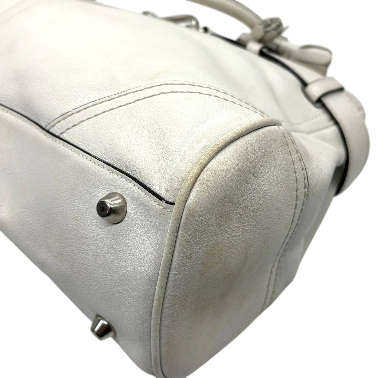 コーチ COACH ハンドバッグ トートバッグ レザー 本革 ホワイト 白 ワンショルダー 肩掛け可 自立可 A4収納可 大容量 通勤 通学 タッセル チャーム付 シルバー金具 クラシック エレガント レディース 鞄 カバン 美品 F08A71 s22