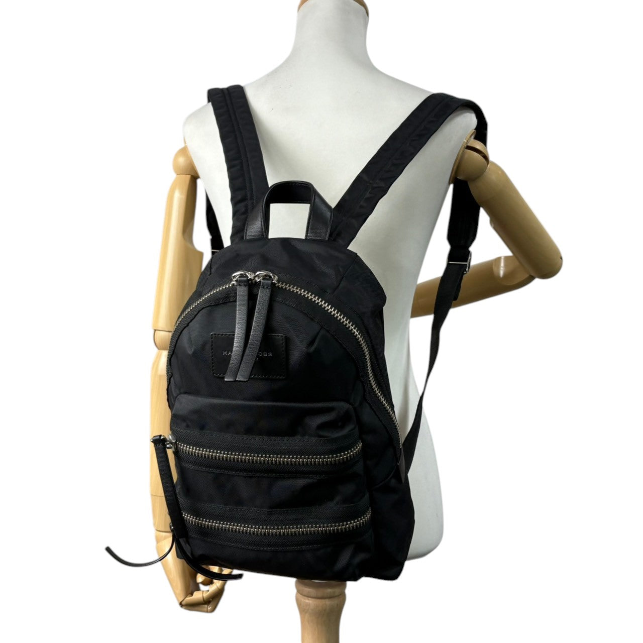 マークジェイコブス MARC JACOBS リュック バックパック デイパック ナイロン ブラック 黒 シルバー金具 軽量 大容量 A4収納可 通勤 通学 旅行 カジュアル モード スタイリッシュ レディース メンズ ユニセックス 美品 状態良好 人気 s22