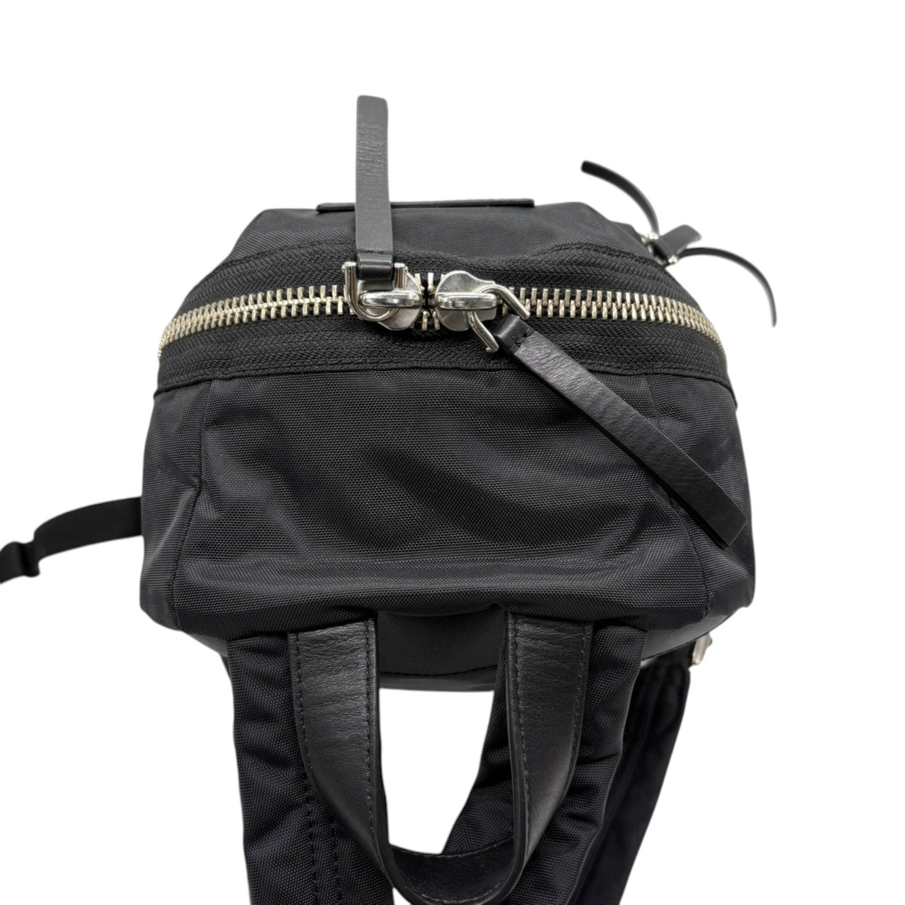 マークジェイコブス MARC JACOBS リュック バックパック デイパック ナイロン ブラック 黒 シルバー金具 軽量 大容量 A4収納可 通勤 通学 旅行 カジュアル モード スタイリッシュ レディース メンズ ユニセックス 美品 状態良好 人気 s22