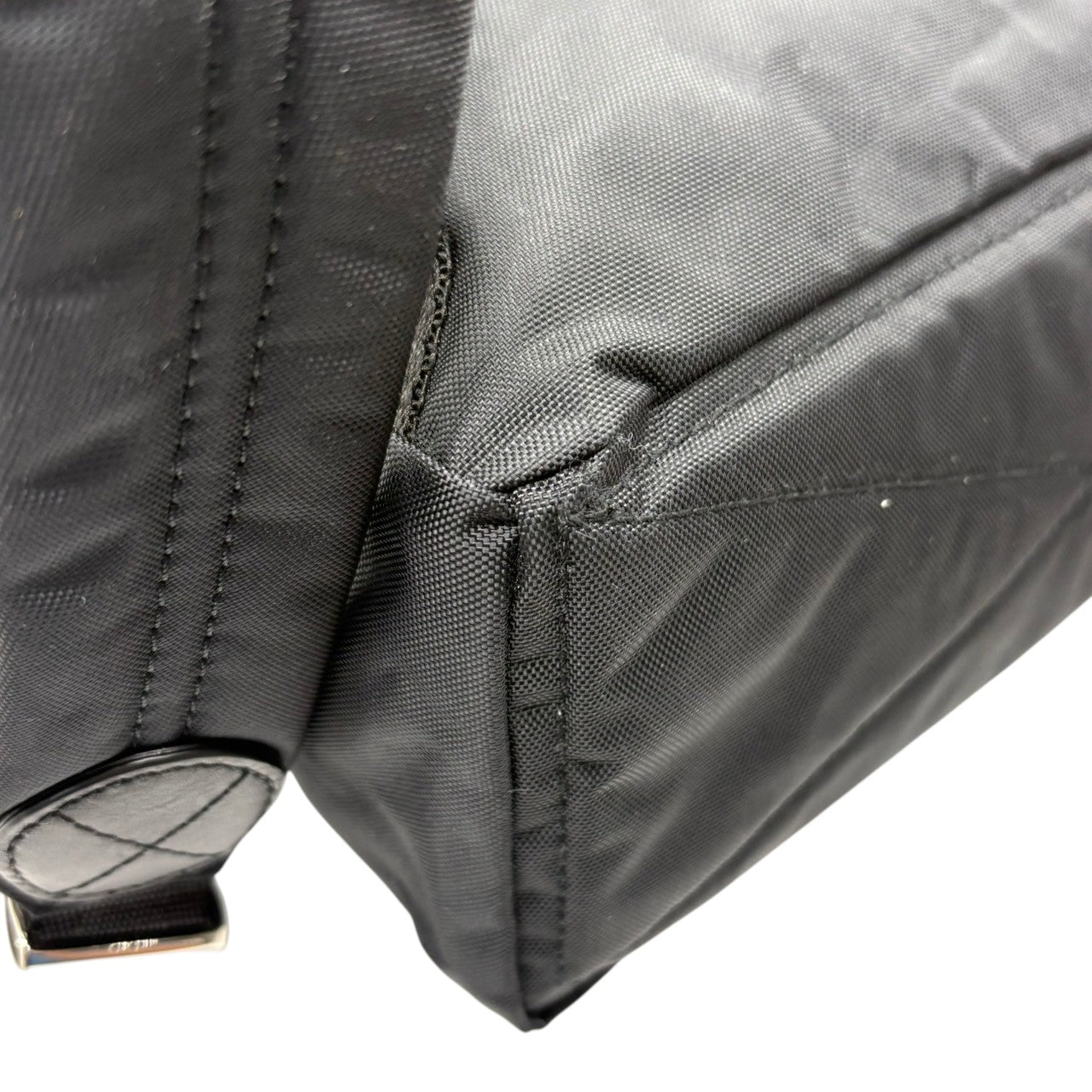 マークジェイコブス MARC JACOBS リュック バックパック デイパック ナイロン ブラック 黒 シルバー金具 軽量 大容量 A4収納可 通勤 通学 旅行 カジュアル モード スタイリッシュ レディース メンズ ユニセックス 美品 状態良好 人気 s22