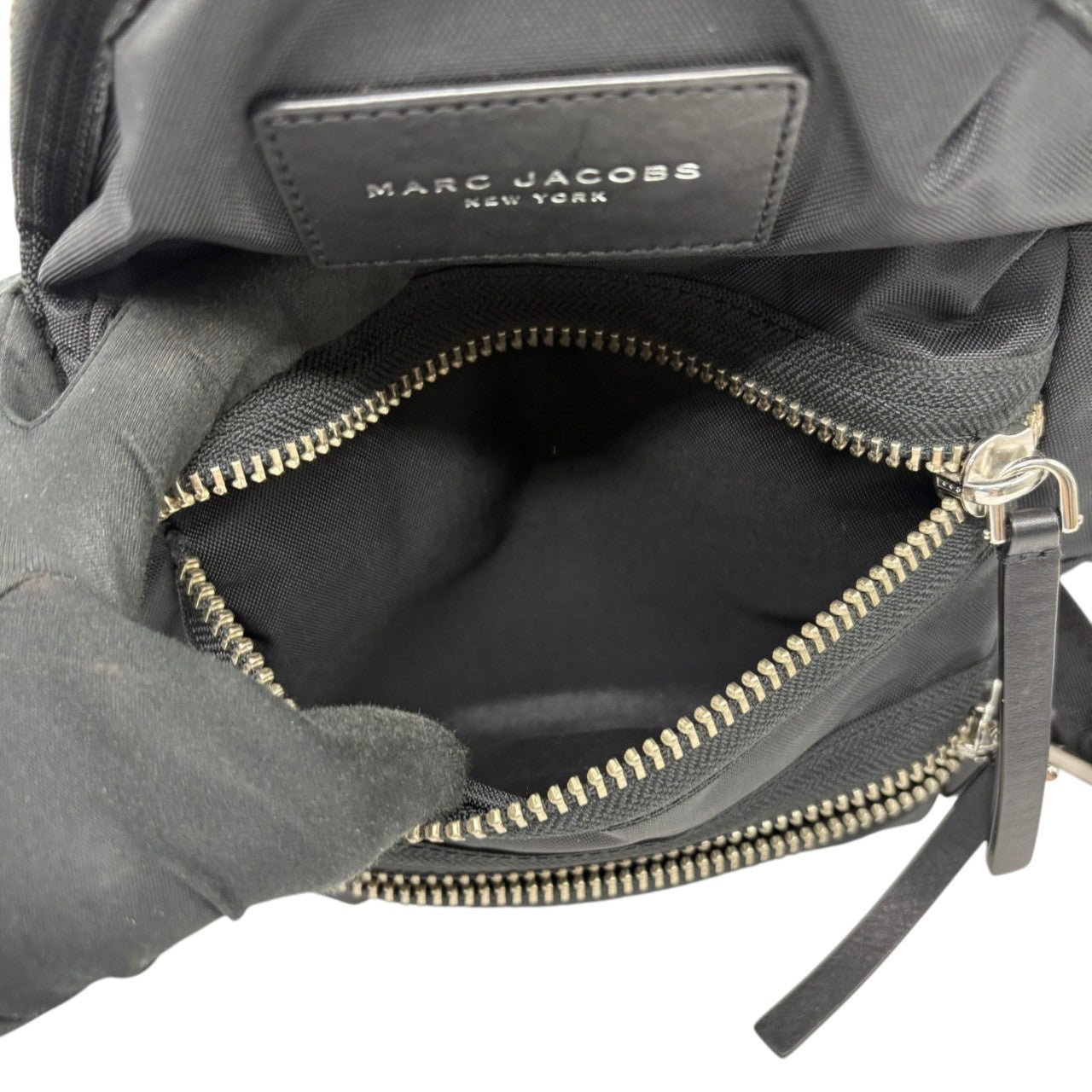 マークジェイコブス MARC JACOBS リュック バックパック デイパック ナイロン ブラック 黒 シルバー金具 軽量 大容量 A4収納可 通勤 通学 旅行 カジュアル モード スタイリッシュ レディース メンズ ユニセックス 美品 状態良好 人気 s22
