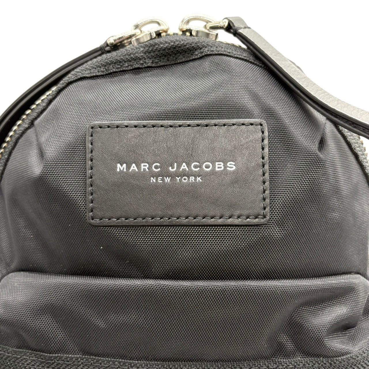 マークジェイコブス MARC JACOBS リュック バックパック デイパック ナイロン ブラック 黒 シルバー金具 軽量 大容量 A4収納可 通勤 通学 旅行 カジュアル モード スタイリッシュ レディース メンズ ユニセックス 美品 状態良好 人気 s22