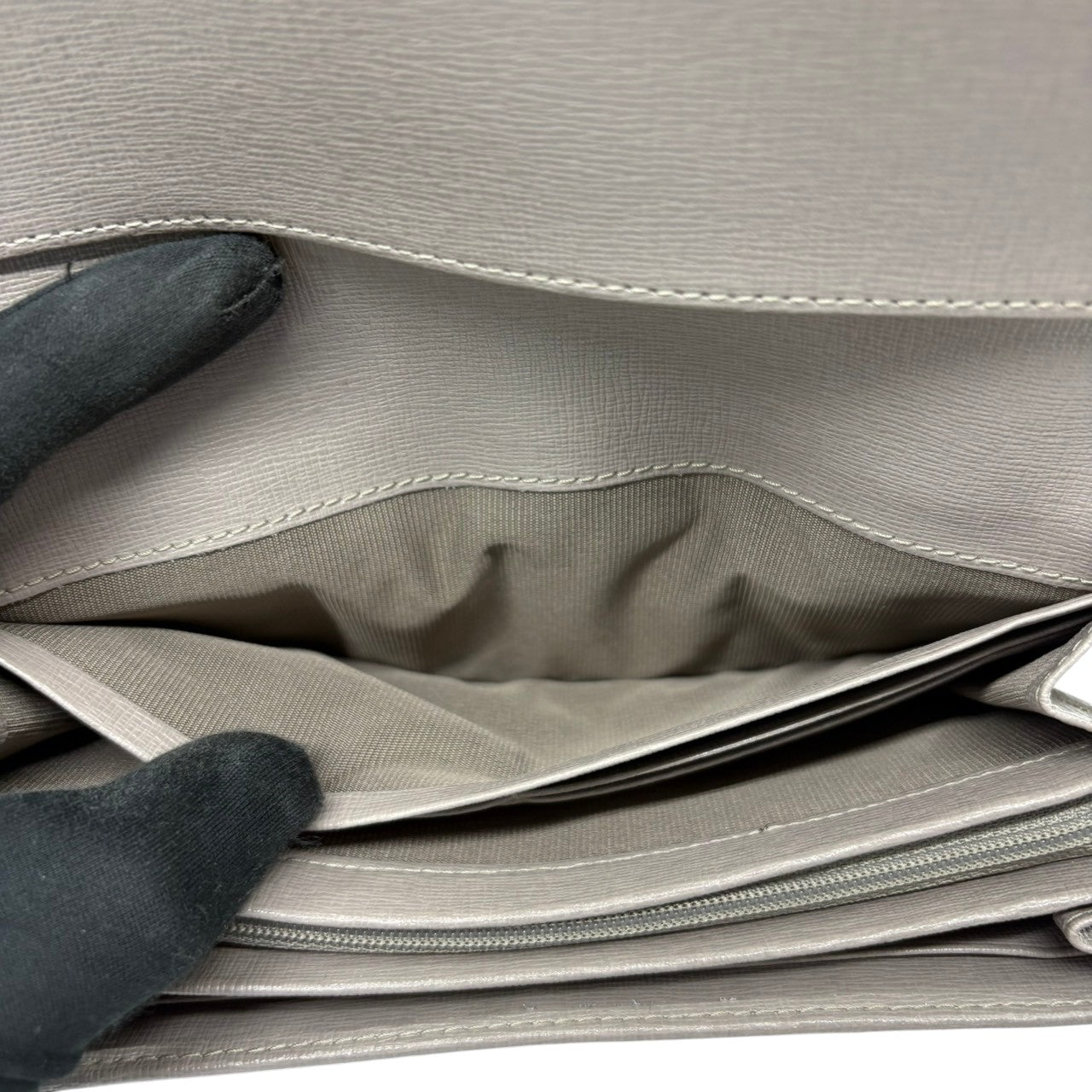 【極美品】フルラ FURLA 長財布 二つ折り フラップ サフィアーノ レザー グレー ゴールド金具 レディース メンズ ユニセックス ウォレット 財布 札入れ カードケース 大容量 シンプル エレガント クラシック 高級 華やか 状態良好 人気 w3