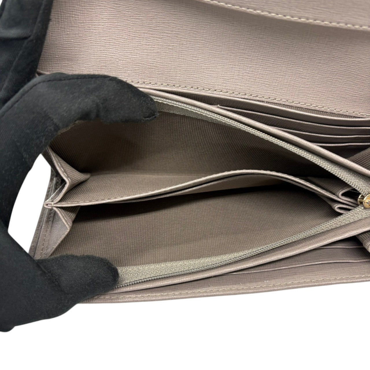 【極美品】フルラ FURLA 長財布 二つ折り フラップ サフィアーノ レザー グレー ゴールド金具 レディース メンズ ユニセックス ウォレット 財布 札入れ カードケース 大容量 シンプル エレガント クラシック 高級 華やか 状態良好 人気 w3