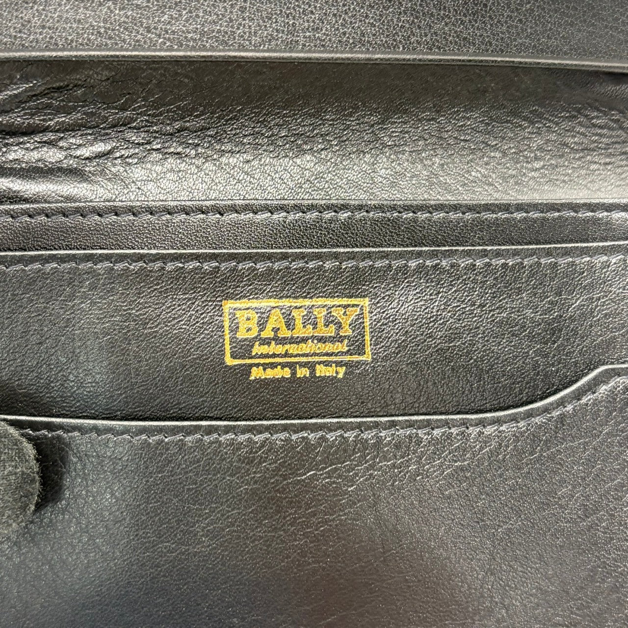 【美品】バリー BALLY カードケース 名刺入れ 定期入れ パスケース レザー 本革 ブラック 黒 ゴールド金具 二つ折り スリム 薄型 コンパクト レディース メンズ ユニセックス ビジネス 通勤 通学 シンプル エレガント クラシック 高級 w3