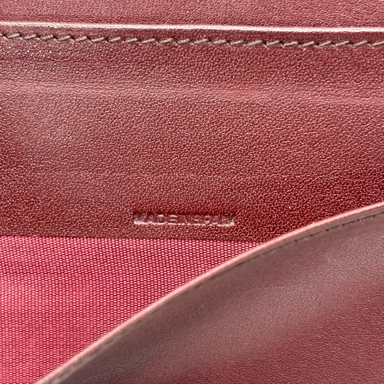 極美品 カルティエ Cartier 財布 二つ折り 札入れ マストライン レザー 本革 ボルドー ワインレッド ゴールド金具 2Cロゴ ヴィンテージ ビンテージ クラシック エレガント スリム コンパクト ウォレット 箱付 状態良好 希少 レア 普段使い w3