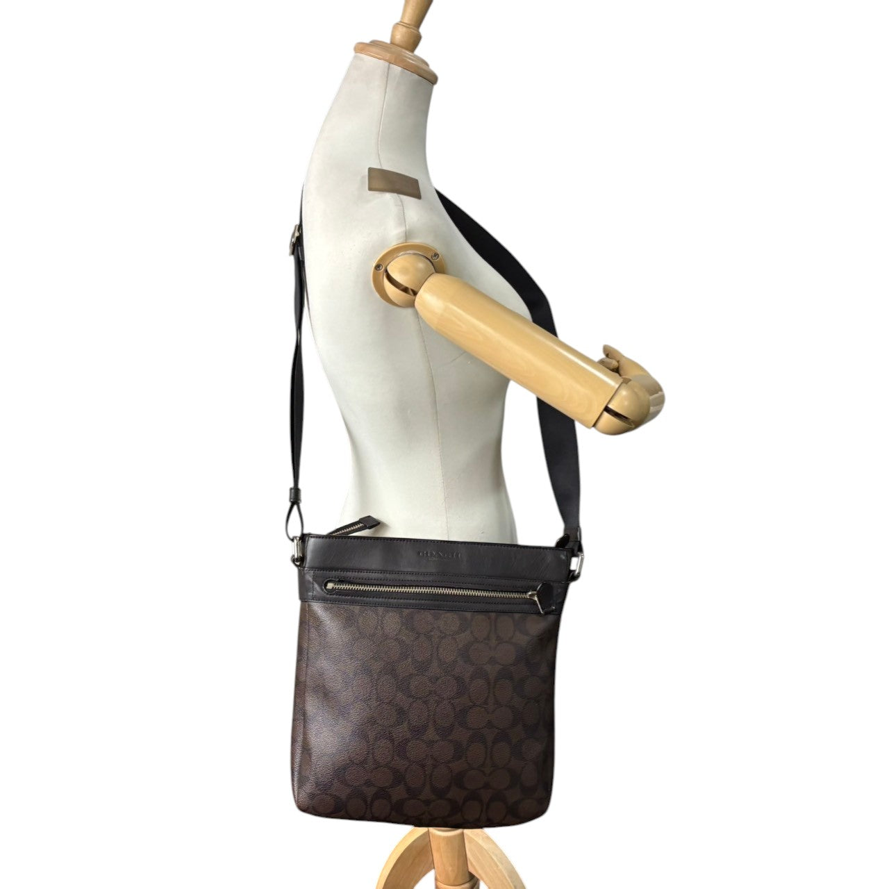 美品 コーチ COACH ショルダーバッグ メッセンジャーバッグ クロスボディ 斜め掛け可 シグネチャー PVC レザー 本革 ブラウン ブラック 茶 黒 シルバー金具 メンズ レディース ユニセックス 鞄 カバン 通勤 通学 お出かけ 普段使い s21