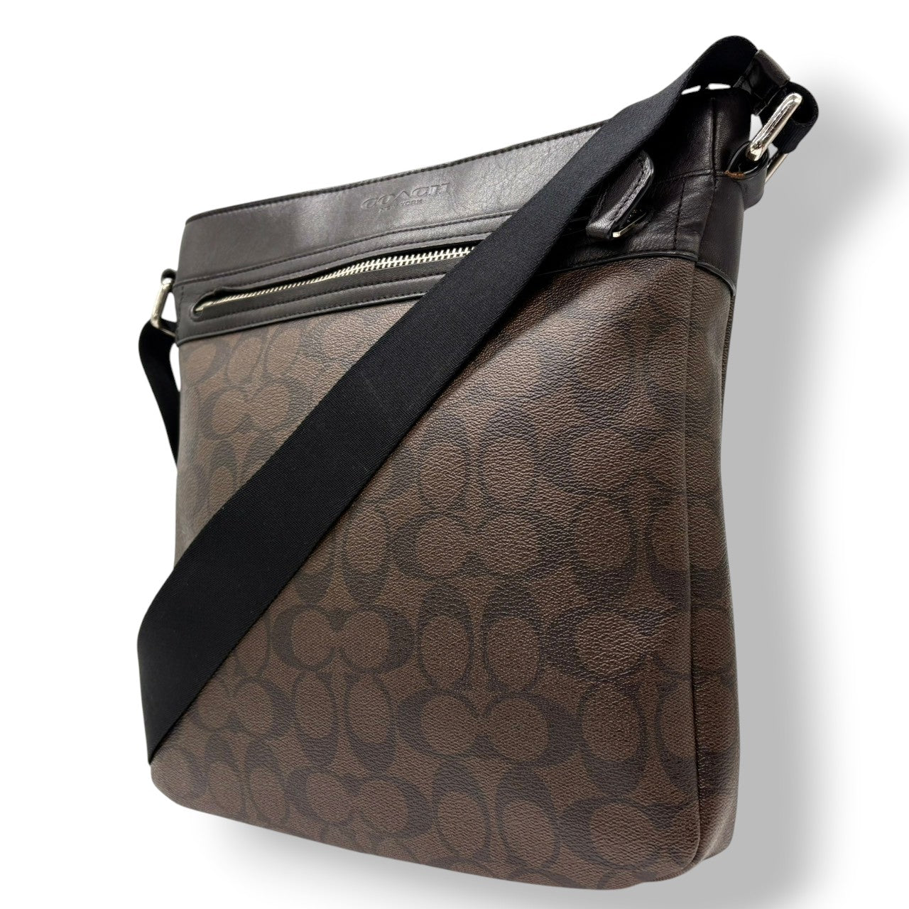 美品 コーチ COACH ショルダーバッグ メッセンジャーバッグ クロスボディ 斜め掛け可 シグネチャー PVC レザー 本革 ブラウン ブラック 茶 黒 シルバー金具 メンズ レディース ユニセックス 鞄 カバン 通勤 通学 お出かけ 普段使い s21