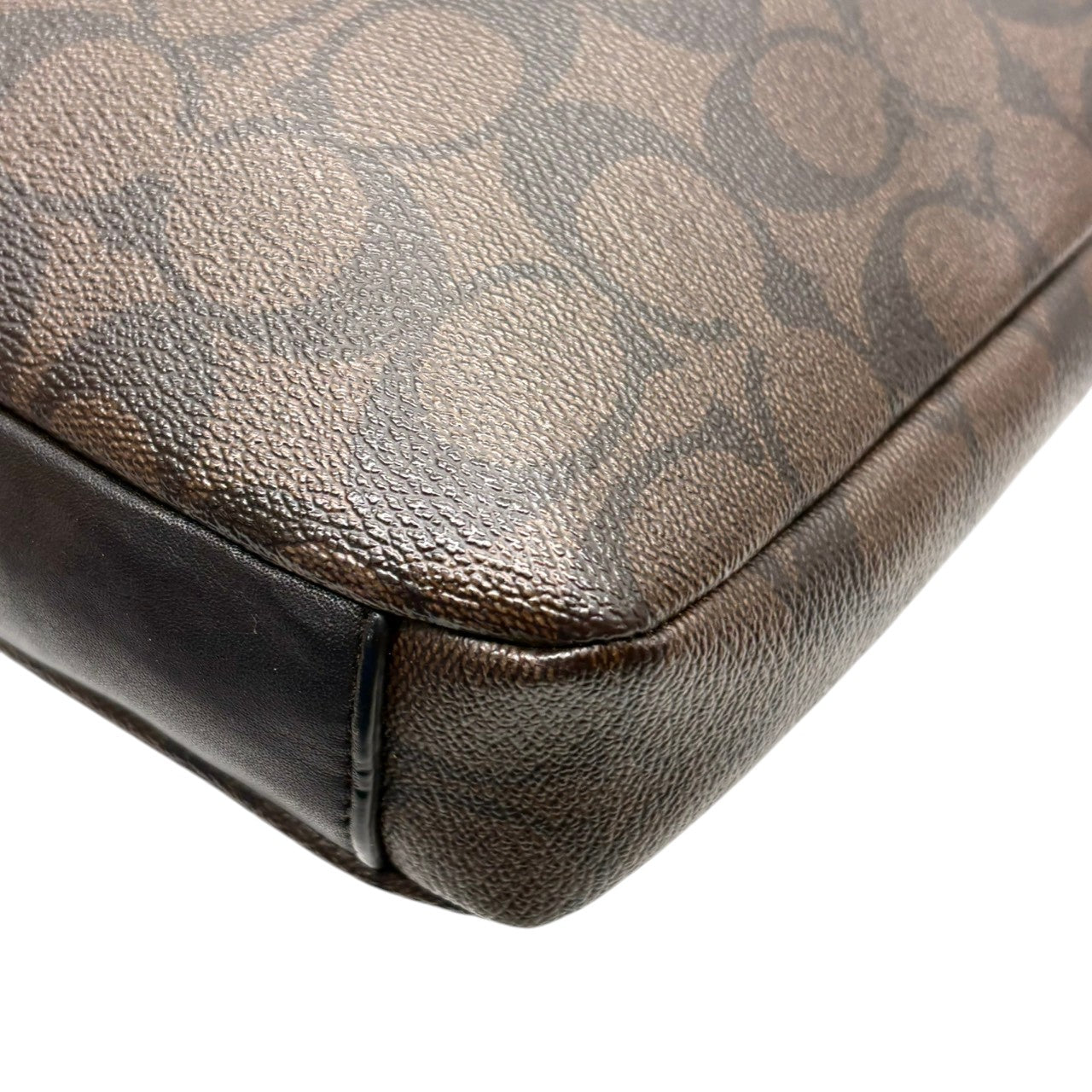 美品 コーチ COACH ショルダーバッグ メッセンジャーバッグ クロスボディ 斜め掛け可 シグネチャー PVC レザー 本革 ブラウン ブラック 茶 黒 シルバー金具 メンズ レディース ユニセックス 鞄 カバン 通勤 通学 お出かけ 普段使い s21