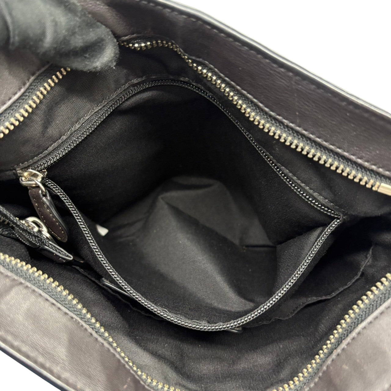 美品 コーチ COACH ショルダーバッグ メッセンジャーバッグ クロスボディ 斜め掛け可 シグネチャー PVC レザー 本革 ブラウン ブラック 茶 黒 シルバー金具 メンズ レディース ユニセックス 鞄 カバン 通勤 通学 お出かけ 普段使い s21