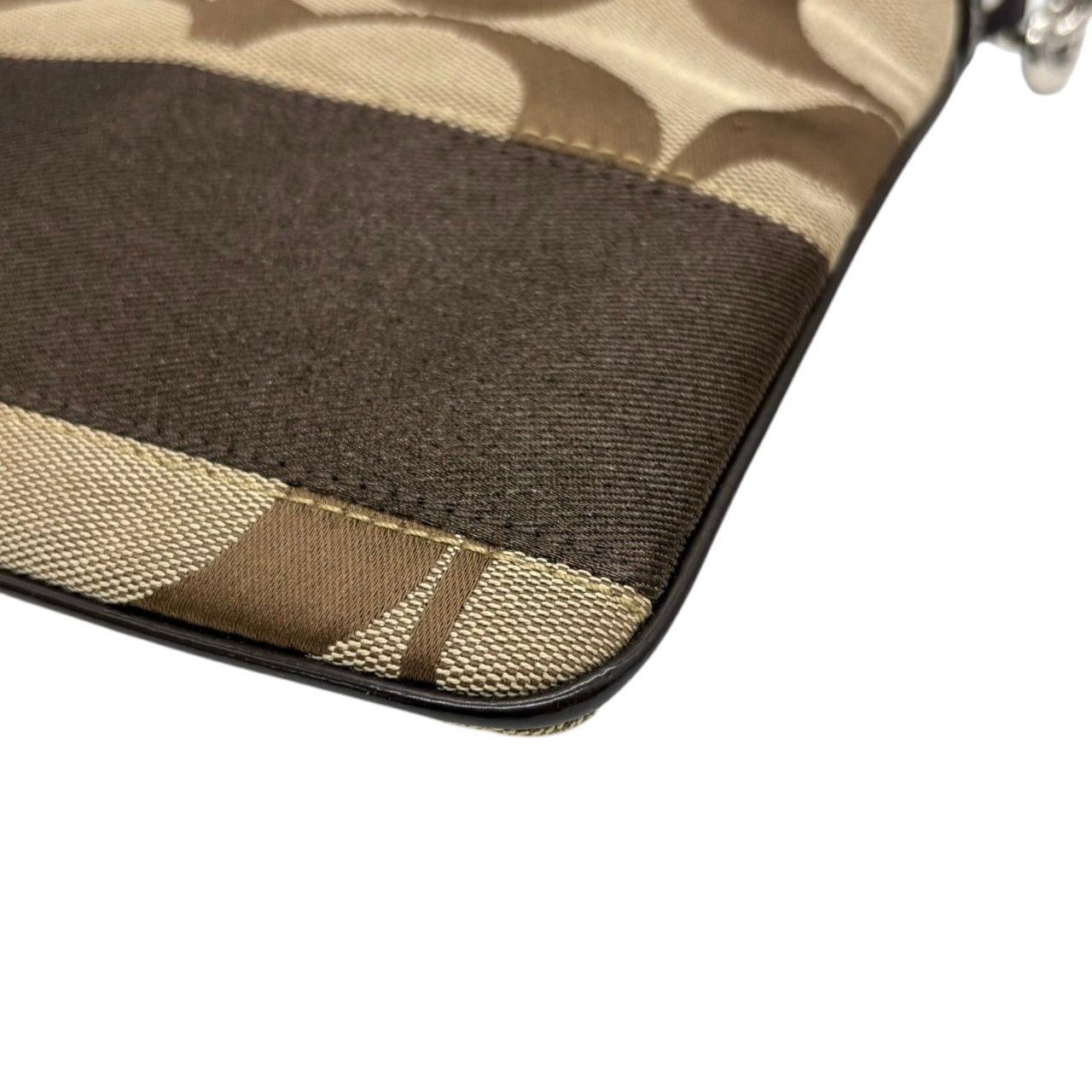【美品】コーチ COACH ショルダーバッグ サコッシュ クロスボディ 斜め掛け可 シグネチャー キャンバス レザー 本革 ブラウン 茶 ベージュ シルバー金具 スリム 軽量 コンパクト レディース メンズ ユニセックス 鞄 カバン お出かけ s21