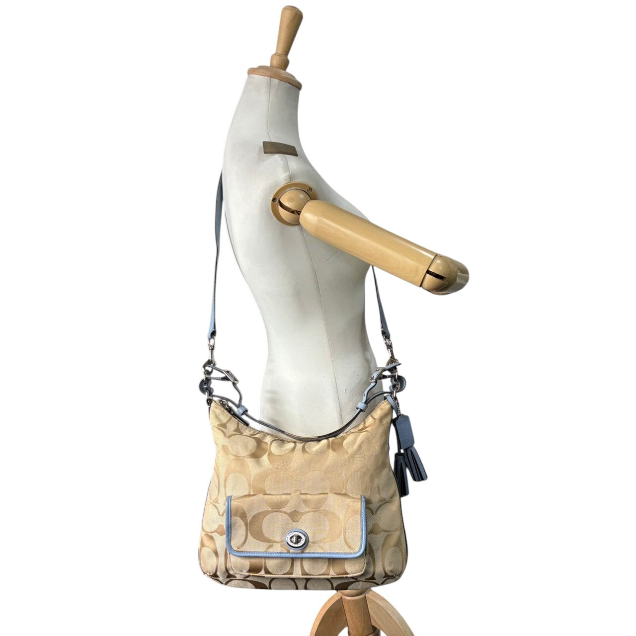 【良品】コーチ COACH ショルダーバッグ 2WAY シグネチャー キャンバス レザー 本革 ベージュ ライトブルー 水色 シルバー金具 斜め掛け可 ワンショルダー ターンロック タッセル クラシック エレガント 鞄 カバン レディース 22392 s21